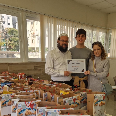 ביוזמת המחלקה לאזרחים ותיקים בעיריית רחובות: תלמידי ישיבת הדרום שימחו עשרות שורדי שואה בערב חג פורים