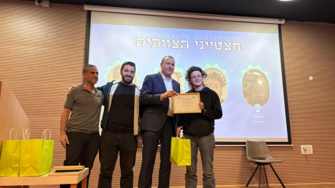 ראש העיר מתן דיל, מנהל מחלקת חירום בצלאל שרעבי ומפקד יחידת החילוץ הראל אליה מעניקים תעודת הצטיינות ל