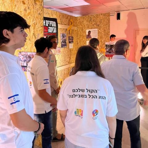 שנה לפרוץ מלחמת חרבות ברזל: בנות ובני הנוער ברחובות ערכו טקס זיכרון מרגש בעירונוער