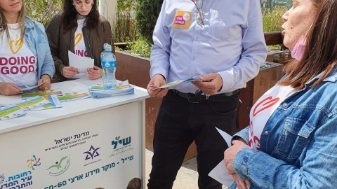 דוכן סיוע  במיצוי זכויות של שי״ל באגף לשירותים חברתיים בכניסה לקניון.jfif